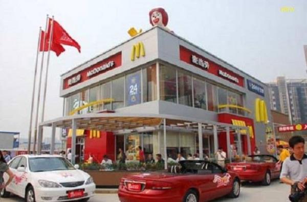 in'de McDonald's ilk maazasn atnda uygulama dnyaya kyasla olduka farklyd. inliler aralar banda yiyeceklerini alrken, aralarn park edip ieri girerek yemeklerini tketiyordu.