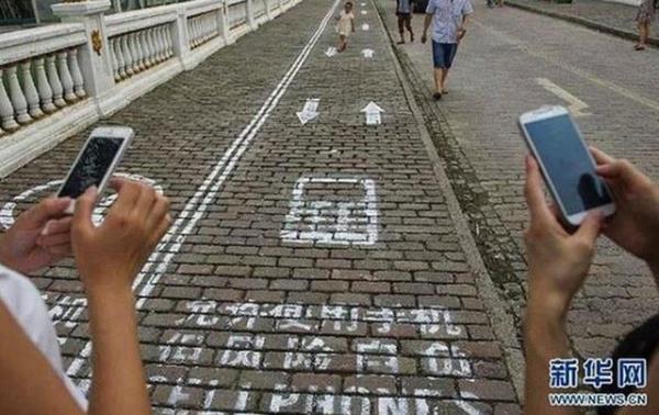 in'in Chongqing blgesinde telefon bamllarnn gvenli ekilde yrmeleri iin zel bir yol tahsis edilmitir.