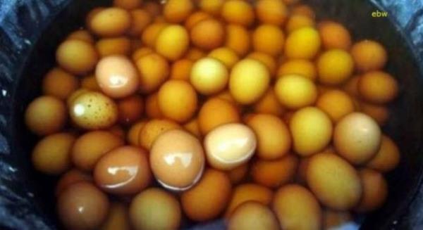 in'de bahar aylarnda yumurtalar erkeklerin idraryla halanr ve bahar lezzeti ad altnda pazarlanr!