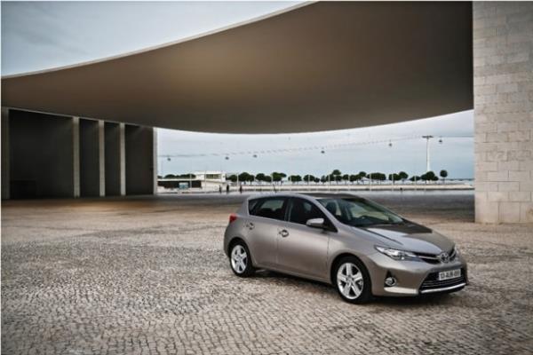 <p><b>Toyota demeyi 2015 Nisan'a teliyor</b></p>      Toyota'nn kampanyasnda indirimler tam gaz sryor. Eyll kampanyasnda indirimler 5 bin 600 TL'ye kadar uzanrken, 48 aya kadar uzanan vade seenekleri ve 0.99'dan balayan faiz oranlar kampanyay cazip klyor.