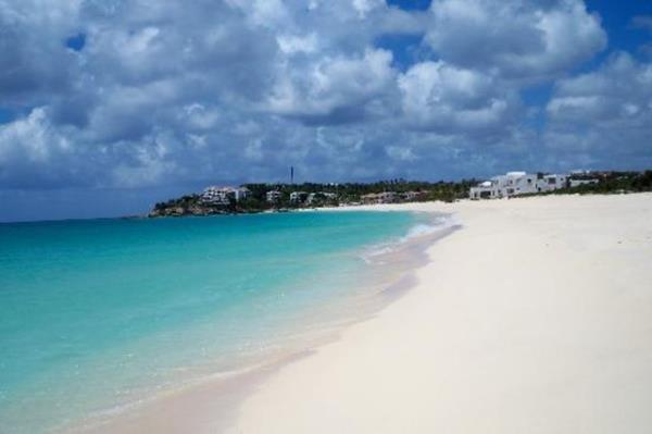 Kulaa uzak gelse de, Karayipler'deki en iyi plajlarndan birine sahip olan Meads Bay, Anguilla.