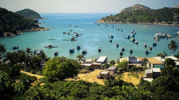 Gizli koy ve plajlar, nefis deniz rnleri, sandal aalarnn glgesinde huzurlu saatler iin Vinh hy Bay, Vietnam.