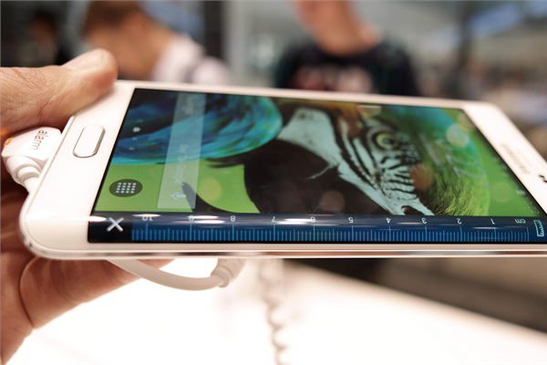 <br><b>Samsung</b></br>  irketin en byk rakiplerinden bir olan Gney Kore merkezli Samsung, resmi Twitter hesabndan kendi akll telefonunun fotorafyla paylat bir mesajda "Oval. Bklmyor" notunu paylat.