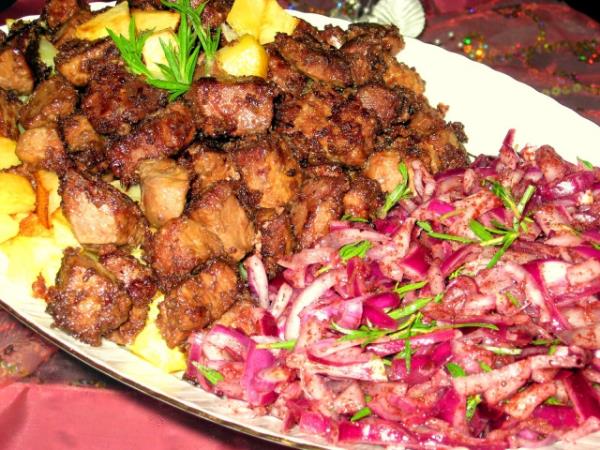 <p>21. Arnavut Cieri</p>                                <p>                                  </p>  <p>Taze kp kp doranm cierlerimizi biberleyip, tuzlayp, unlayp kzartyoruz. Servis tabana alp kzartma yandan bir ka kak gezdiriyoruz. Sumakl soan piyaz eliinde, zerine kimyon, arzuya gre maydanoz ekleyerek servis yapyoruz.</p>