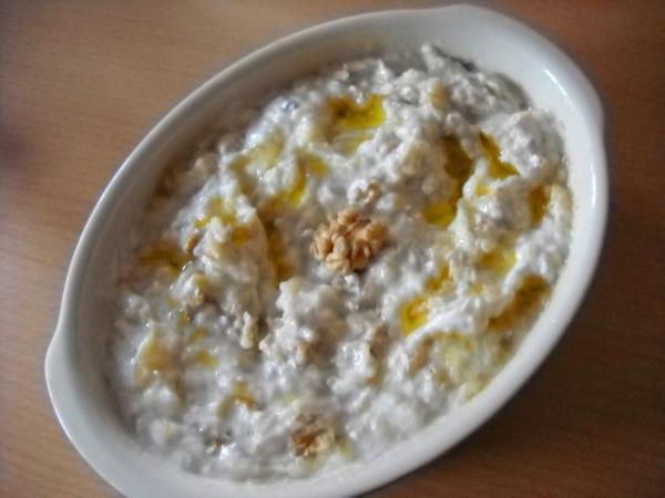 <p>4. Tarator</p>                                <p>                                  </p>  <p>1 kase yourt, yarm dilim ekmek ii, yarm ay barda dvlm ceviz, 2 di sarmsak, biraz limon suyu ve tuzu kartryoruz. stee gre spanak, dere otu, havu da eklenebilir.</p>