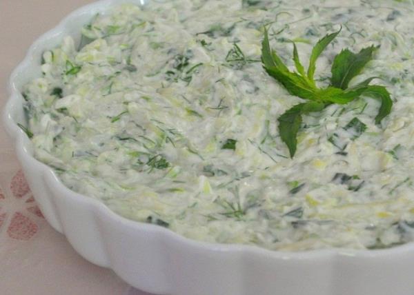 <p>7. Nuraniye</p>                                <p>                                  </p>  <p>Taze soan kavuruyoruz ardndan da suyunu aldmz rendelenmi kabaklar(3-4 tane) ekleyip birlikte kavuruyoruz. Biraz kavurup ykanm pirinci, toz krmz biberi, tuzu, karabiberi de ekliyoruz. Scak su ekleyip pirin piene kadar piiriyoruz. Hemen pimeden nce dere otunu da ekliyoruz. Souduktan sonra cevizli sarmsakl yourdu ekliyoruz.</p>