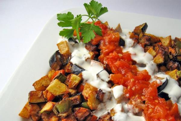 <p>15. akuka</p>                                <p>                                  </p>  <p>Patlcanlar kp kp dorayp kzgn yada kzartyoruz. Sosu iin de ince kesilmi soan ve biberi, kp kp kesilmi domatesleri sala ve baharatlar birlikte kavuruyoruz. zerine dkyoruz.</p>