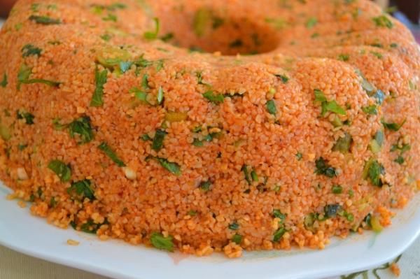 <p>12. Ksr</p>                                <p>                                  </p>  <p>Bulguru bir tencereye koyup bulgurun hizzasna kadar scak suda bekletiyoruz. Tencerenin kapan kapatp, bulgurun suyu ekmesi iin bekliyoruz.  Bulgur souduktan sonra ince kylm taze soan, maydanoz, dereotu, nane, domates, biber salas, tuz, karabiber, krmzbiber, pul biber, zeytinya ve limon suyunu ekleyip kartryoruz.</p>