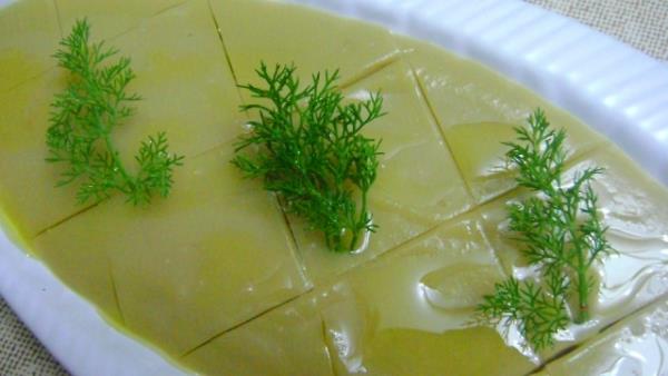 <p>20. Tahinli Fava</p>                                <p>                                  </p>  <p>Bi gece nceden sladnz baklay 2-3 dk kaynatp suyunu szyoruz.Daha sonra baklay, soan, ince kylm dereotunu, tuzu ve ekeri bir tencereye koyup baklalar iyice yumuayncaya kadar piiriyoruz. Suyunu ektikten sonra baklay blendrdan geiriyoruz.  Tahin, limon suyu ve zeytinyan kartrp malzemeye ilave ediyoruz..Soudukta sonra servis tabana alarak zerini dereotu ve limon ile ssleyebilirsiniz</p>