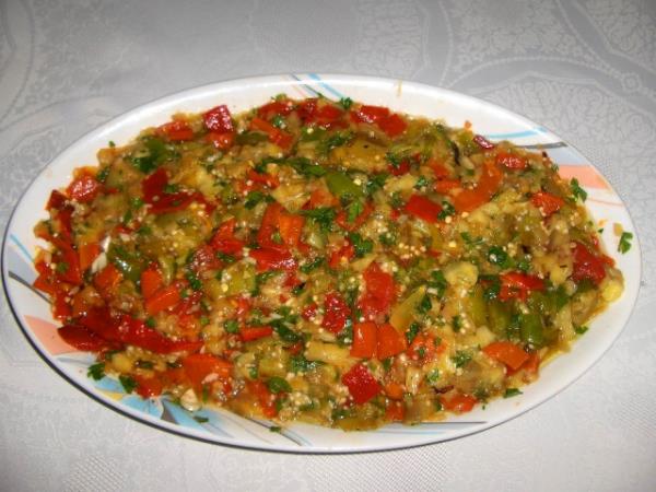 <p>3. Babagannu</p>                                <p>                                  </p>  <p>Biber ve patlcanlar kzleyin, kabuklarn soyun ve dverek ezin. Soan minik minik dorayp az sv ya koyduunuz tavada kavurun. Biber salas ve baharatlar ekleyin. Soan ve ezilmi patlcanlar, ince doranm domatesleri ve maydanozlar derince bir kapta kartrn. zerine limon suyu, zeytinya, tuz ve dvlm sarmsaklar ekleyin, kartrn.</p>