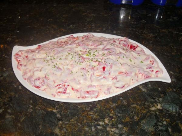 <p>9. Biberli Yourt Salatas</p>                                <p>                                  </p>  <p>Kzlenmi krmz biberi ince ince kesip, sarmsakl yourtla kartryoruz.</p>