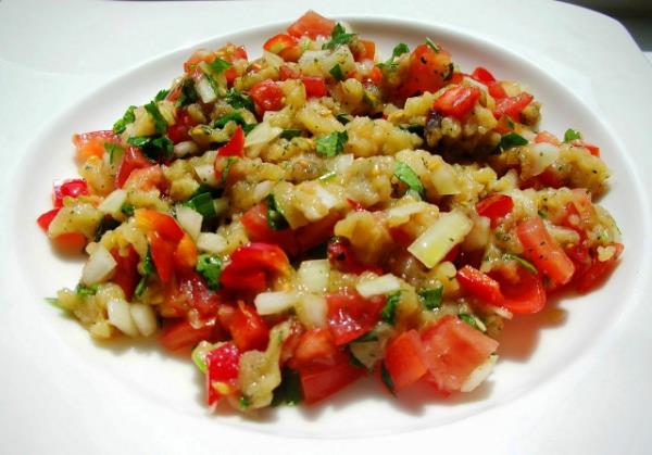 <p>11. Hatay Ekileme</p>                                <p>                                  </p>  <p>Patlcanlar kzlendikten sonra kabuunu soyup pre haline getiriyoruz. nce doranm soan ve biberi elle ldryoruz. Bunlar kartrdktan sonra zerine kp kp doranm domates, maydanoz, nar ekisi ve zeytinya ilave ediyoruz.</p>