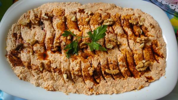 <p>16. Yalanc erkes Tavuu</p>                                <p>                                  </p>  <p>Tavuk gs halandktan sonra ince ince didikliyoruz. Ekmek ii, ceviz ve sarmsa rondodan geirip pre haline getiriyoruz. Yourdu da katyoruz. Zeytinya ve pul biber kzdrlp zerine eklenebilir.</p>