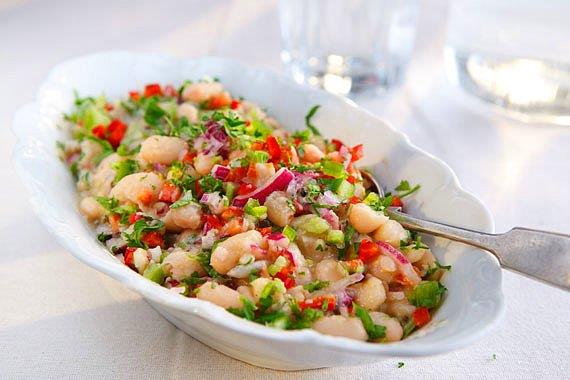 <p>14. Piyaz</p>                                <p>                                  </p>  <p>Kuru fasulyeler bir gece nceden bekletilir. Bekletilen fasulyeler halanr. Soanlar tuzlanr elle ovularak ldrlr.  Biraz sirke konur. Soanlar ile fasulyeler iyice kartrlr. Maydanozlar da kylarak eklenir. Servis kabna alnr. zerine zeytinya gezdirilir. Tabak kenarlarna ve piyazn zerine, dilimlenmi domates ve halanm yumurtayla servis edilir.</p>