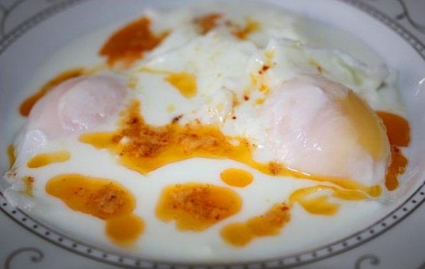 <p>17. lbr</p>                                <p>                                  </p>  <p>Biraz su kaynatn ve tuz ekleyin. Kaynayan suya yumurtalar krarak 5 dk kadar kaynatn. Pien yumurtalar sudan alarak servis tabana yerletirin. zerine de biraz yourt. Tereyan tavada eritip pul biber eklediniz mi tadndan yenmez.</p>