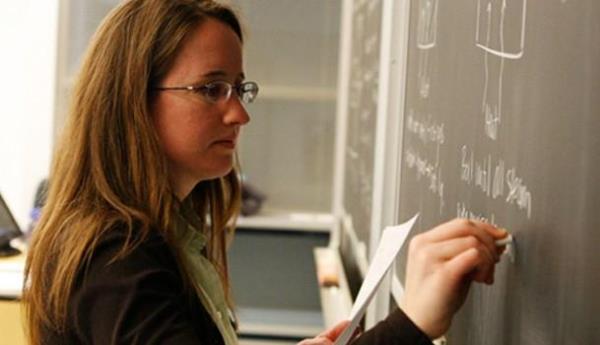 <p><b>UZMAN RETMENLK VE BARETMENLE LKN MAHKEME KARARLARI</b></p>  Hatrlanaca zere idare mahkemelerinde kazanlan uzman retmenlik davalar Dantay'da kaybedilmiti. Bunun zerine de, daha nce yaplan demelerin geri alnmas durumu ortaya kmt. 6528 sayl torba kanunun 6. maddesi gereince "bu kiilere unvanlarnn iptal edildii tarihten nce yaplan demeler geri alnmayacak"