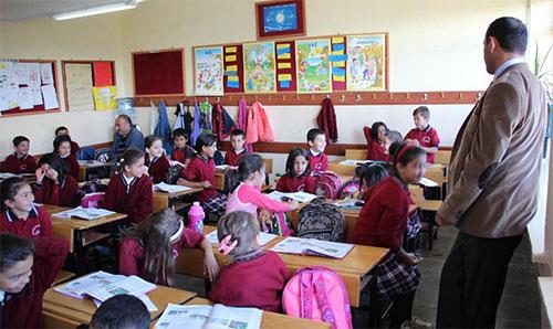 <p><b>KER KEZ NAKL</b></p>  MEB, geen yllardan farkl olarak bu yl iki kez il ii ve iki kez iller aras yer deitirme yapmtr. <b>134bin retmen</b> yer deitirmitir. zr nakilleri bir kez yaplm ancak Bakanln ifadesiyle tm talepler karlanmtr.   <p><b>Fakat son iller aras yer deitirme ile oluan e durumu zrleri, il ii zrler, TEOG nedeniyle rencinin kazand yerlere nakile ilikin zrlerdeki sorunlar devam etmektedir.</b></p>