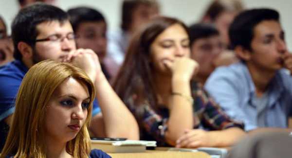 <p><b>LK KEZ 50 BN RETMEN ALINDI</b></p>  ubatta 10 bin ve Eyll?de 40 bin olmak zere ilk kez 50 bin retmen atanmtr. Ancak Eyll atamasnda snf retmenlerine ayrlan 6 bin kontenjan, bran retmen adaylarnca tepkiyle karlanmtr.