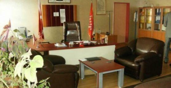 <p><b>OKUL YNETCLNE ATAMA SSTEM DETRLD</b></p>  6528 sayl Kanunla yaplan bir dier dzenleme okul mdrlne grevlendirme eklidir. Yaplan dzenleme ile okul mdrlne il milli eitim mdrnn teklifi ve Valinin onay ile grevlendirme yaplmas kararlatrlm. 4 yln dolduran <b>16bin okul mdrnn yaklak 8bininin grevlerine, yaplan subjektif deerlendirmeler ile son verilmi, 4 yln dolduran onbini aan mdr yardmcs ve bayardmcnn grevleri sona ermitir. Okul mdr yardmcs ve mdr bayardmcs belirleme yetkisi okul mdrlerine verilmitir. u anda okullarda yaklak 10bin mdr kadrosu ve ok daha fazla mdr yardmcs kadrosu bo bulunmakta ve eitim retime byle balanmtr.</b>