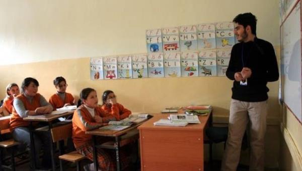 <p><b>RETMENE ROTASYON</b></p>  11 Eyll 2014 tarihli Resmi Gazetede yaymlanan 6552 sayl Kanunun 95. maddesi ile retmene rotasyonun, kanuni alt yaps oluturuldu. Kanun ile 1739 sayl Kanuna eklenen madde u ekildedir: "retmenlerin hizmet srelerine ve/veya istee bal il ii veya il d yer deitirmelerine ilikin usul ve esaslar ynetmelikle belirlenir."... imdi artk ynetmelik dzenlemesi bekleniyor.