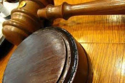 <p><b>SINAVLARDA DAVA AMA SRES 10 GNE NDRLD</b></p>  6552 sayl Torba Kanunun 96. maddesiyle, Milli Eitim Bakanl ile SYM tarafndan yaplan merkezi ve ortak snavlar, bu snavlara ilikin i ve ilemler ile snav sonular hakknda dava ama sresi 10 gne indirilmitir. Ayrca, bu snavlara ilikin i ve ilemler ile snav sonular hakknda alan davalarda verilen yrtmenin durdurulmas ve iptal kararlar, sz konusu snava katlan kiilerin lehine sonu douracak ekilde uygulanacak.