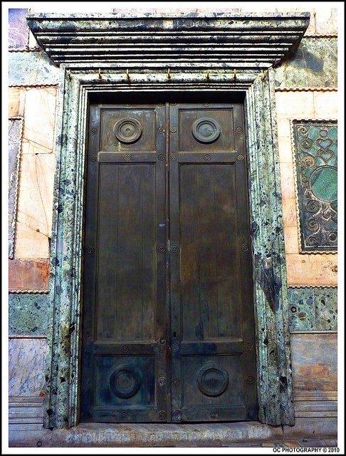 <p><b>Nuh'un gemisi, Ayasofya'nn kaps</b></p>  mparator, Nuh aleyhisselamn Cudi Da'nda bulunan gemisinden tahta paralar getirtir. Mabedin kaps bu tahtalarla yaplr.