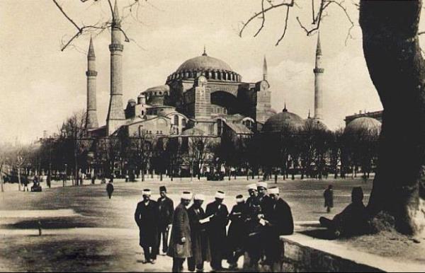 <p><b>Minarelerin srr</b></p>  Kanuni, Fatih zamannda yaplan minarelerin tamir edilmesini istedi. Mimar Sinan, minareleri yle yaptrd ki erefeye kmak iin ayn anda  kii minarenin iindeki merdivende yrmesine ramen birbirini grmez.