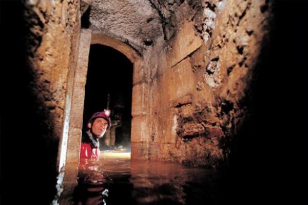 <p><b>Altnda gizli geit var</b></p>  mparator, saray ile Ayasofya'y birbirine balayan gizli geit yaptrd. Dalgalar, topra andryordu. Bu sebeple Ayasofya'nn alt bo brakld ve bina stunlar zerine konduruldu. Mabedin alt mahzenle, bu mahzenler de kaykla dolaacak kadar su ile doluydu