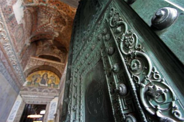 <p><b>Kaplar tlsml</b></p>  Ayasofya'nn toplam 361 kaps bulunur. Bunlarn 101'i byktr ve tlsmldr. Bunlar ne zaman saylsa fazladan bir kap ortaya kar.