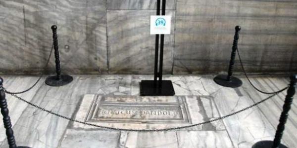 <p><b>Gelen geen ezsin</b></p>  Latin komutan, stanbul'u fethetmeyi ok istiyordu. 80 yandayken geldi ve aniden ld. Kt biri olarak biliniyordu. Gelen geen ezsin diye Latin komutann mezarn Ayasofya'ya gmdler. Mehur romanc Dan Brown, 'Cehennem' isimli eserinin kurgusunda bu mezar kulland.