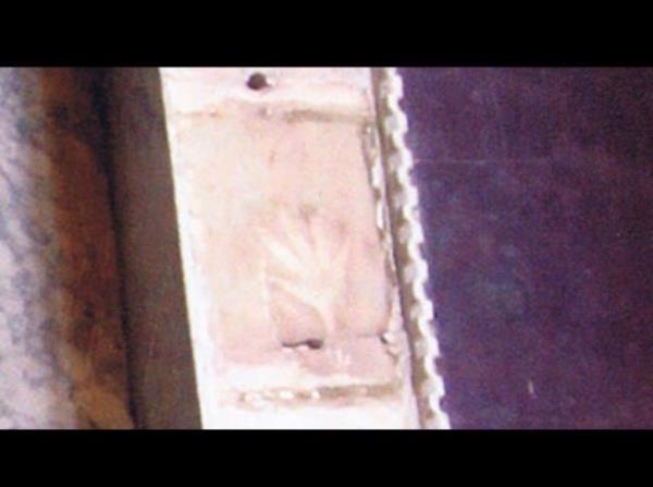 <p><b>Stunlarn devler getirdi</b></p>  Sleyman Peygamberin emriyle devler, periler, insanlar, cinler yce bir saray yaplmas iin Elbrz ve Kaf dalarndan eit eit ve renkli mermer stunlar keser. Ayasofya'nn stunlar da bunlarla yaplr. Devlerden biri de 'izim kalsn' diye mermere vurur. Orada elinin izi kalr. O iz hl mermerde durur.