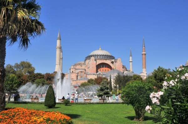 <p><b>Temeli altn kaynyor</b></p>  Mabedin temeli 70 metre kazld. Harcn iyi tutmas ve yklrsa yeniden yaplmas iin temele altn ve gm dolduruldu.