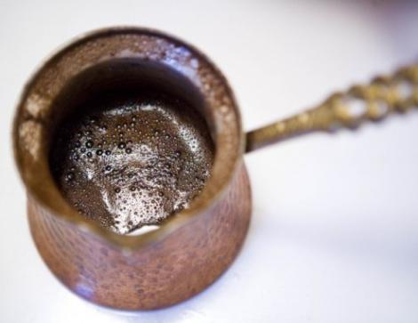 Kahve: Kahve ilk olarak dokuzuncu yzylda Yemen&#8217;de retildi. lk kullananlar, uzun ibadet gecelerinde ayk kalmaya kalan Sufilerdi. Sonradan bir grup renci tarafndan Kahire&#8217;ye getirilen kahve, ksa bir sre iinde btn blgeye yayld. 13&#8217;nc yzylda Anadolu&#8217;ya ulaan kahve, 16&#8217;nc yzylda Venedikli bir tccar sayesinde talya&#8217;ya getirilerek ilk defa Avrupallarla bulutu.