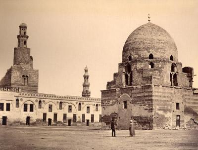 Hastaneler: Hasta koular ve eitim odalaryla bugn bildiimiz anlamda hastanelerin temelleri, dokuzuncu yzylda Msr&#8217;da atld. Bilinen ilk hastanelerden biri 872 ylnda Kahire&#8217;de kurulan Ahmed bin Tolun hastanesiydi. Tolun hastanesi hasta olan herkese gerekli bakmn gsterilmesi eklindeki Mslman gelenei dolaysyla ihtiya sahiplerini bedava tedavi ederdi. Kahire&#8217;de temeli atlan modern hastaneler, ksa zaman iinde tm Mslman dnyasna yayld.