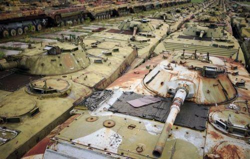 Kiev'in 150 kilometre batsnda yer alan bir tesiste tamir edilmeyi bekleyen tanklar... Ukrayna