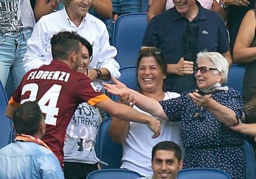 talya Seria A'da Roma formas giyen Florenzi, Cagliari'ye att gol tribnlerde bykannesi ile birlikte kutlad.