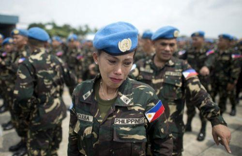 BM iin grev yapan Filipinli asker, Manila'daki Villamor havaalannda yaplan veda treninde gzyalarna hakim olamad.