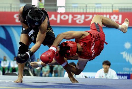 Asya Oyunlar'nda in adna Wushu kategorisinde mcadele eden Zhang Kun, Gney Koreli rakibini finalde byle ykt.