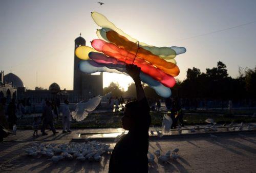 Afgan bir balon satcs, elinde kalan balonlarn satmaya alyor.