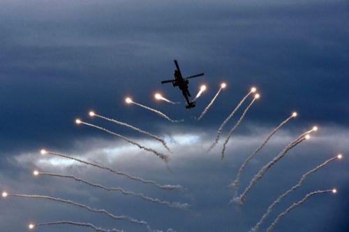 Yunan Ordusu'na ait bir Apache helikopter, Atina'da gerekletirilen uu haftasnda ov yapt. Yunanistan