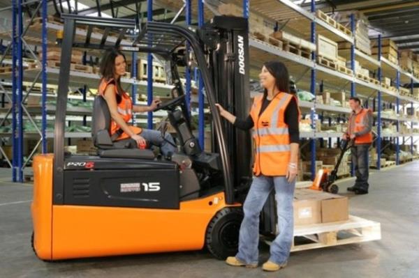 Forklift, fork ve lift kelimelerinden gelmektedir.