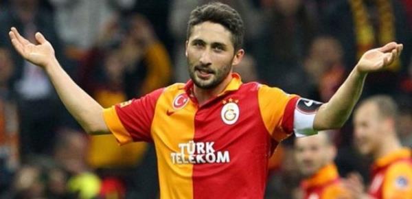 Sabri Sarolu'nun tek kiilik baraja topu takabildiini grmek.