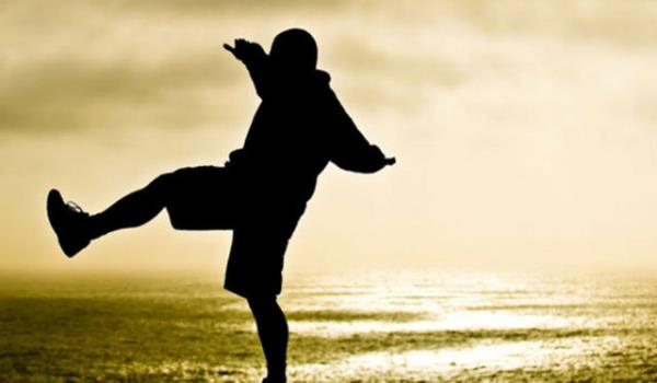 <p><b>SARHOKEN DENGE N NE YAPMAK GEREK? </b></p>  Birden akrkeyif oldunuz ve banz dnyor, dengenizi yitirdiniz. Elinizi sabit duran herhangi bir eye koyun.