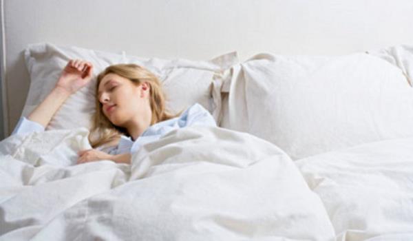 Yaplan aratrmalar ve deneyler sonucunda sol yanna doru yatarak uykuya dalan refl hastalar daha az ac ekerek uyuyor. Bunun nedeni de yemek borusu ve midenin as.