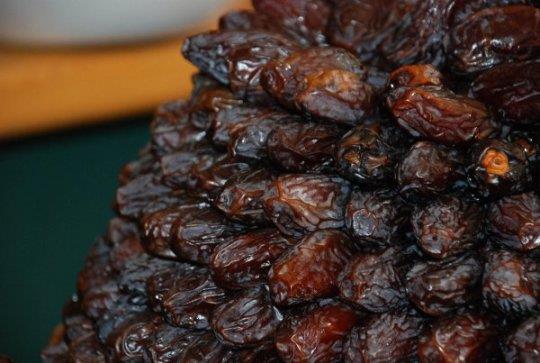 Ramazan aynn gelmesiyle birlikte iftarlarn vazgeilmezi olan hurma, tezgahlardaki yerini ald.