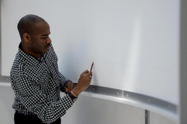 ...Sonra taksiler, otobsler ve eitli aralar izmek houma gitti. Dnyann eitli yerlerine giderek ehirlerin panoramik resimlerini iziyorum" diye konutu.