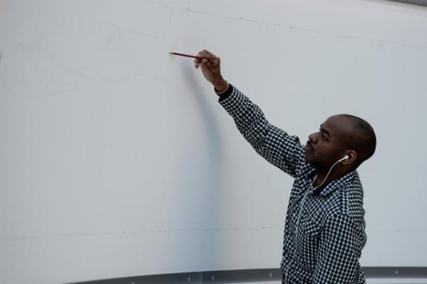 Kubak seyrettii ehirleri birebir resmeden Wiltshire, izim sreci ncesi ehri zihninde canlandrdn ve izim iin yaplandrdn aktard.