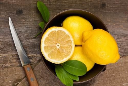 <br><b>Limon</b></br>  Limonun faydalarn her seferinde tekrar dile getiriyor. Detoks etkisiyle n yapm bir meyve olan limon , su ile kartrlarak sabahlar tketildiinde vcudu temizler ve besinlerin asit dzeyini dengeler.