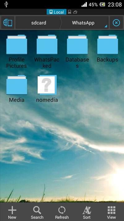 WhatsApp'tan gelen resimler ve videolar hem Android hem de iOS cihazlarda Fotoraf/Galeri uygulamasyla senkronize oluyor. Peki bu sizi rahatsz m ediyor? Bu sorunun da zm ok basit. Android telefonlarda ES File Explorer gibi bir dosya yneticisi uygulamasn indirip WhatsApp klasrne girin. Daha sonra WhatsApp images klasrne girdiiniz zaman sol alt taraftan yeni dosya oluturun. Bu dosyann adn .nomedia olarak ayarlarsanz resimleriniz albmde gzkmeyecek.