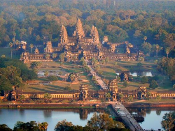 <br><b>Angkor</b></br>  140 yl nce Fransz kaif Henri Mouhot tarafndan Kamboya ormanlar derinliklerinde yeniden kefedildi.